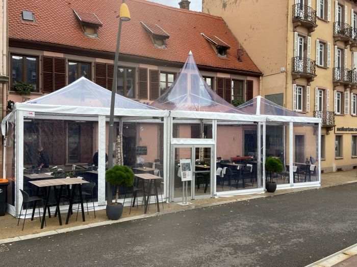 Couverture hivernale de la terrasse d'un restaurant Image de Couverture hivernale de la terrasse d'un restaurant